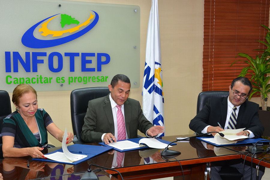 Luisa Fernández, José Ovalles y José Tomás Contreras, durante la firma del acuerdo de colaboración.