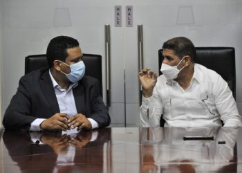 El ministro de agricultura, Limber Curz y el director general de Contrataciones Públicas, Carlos Pimentel.