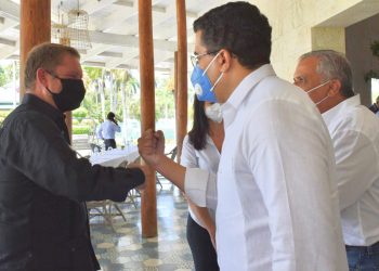 El próximo ministro de Turismo, David Collado, saluda al presidente del Grupo Lifestyle, Marcus Wischenbart, durante su visita a Puerto Plata.