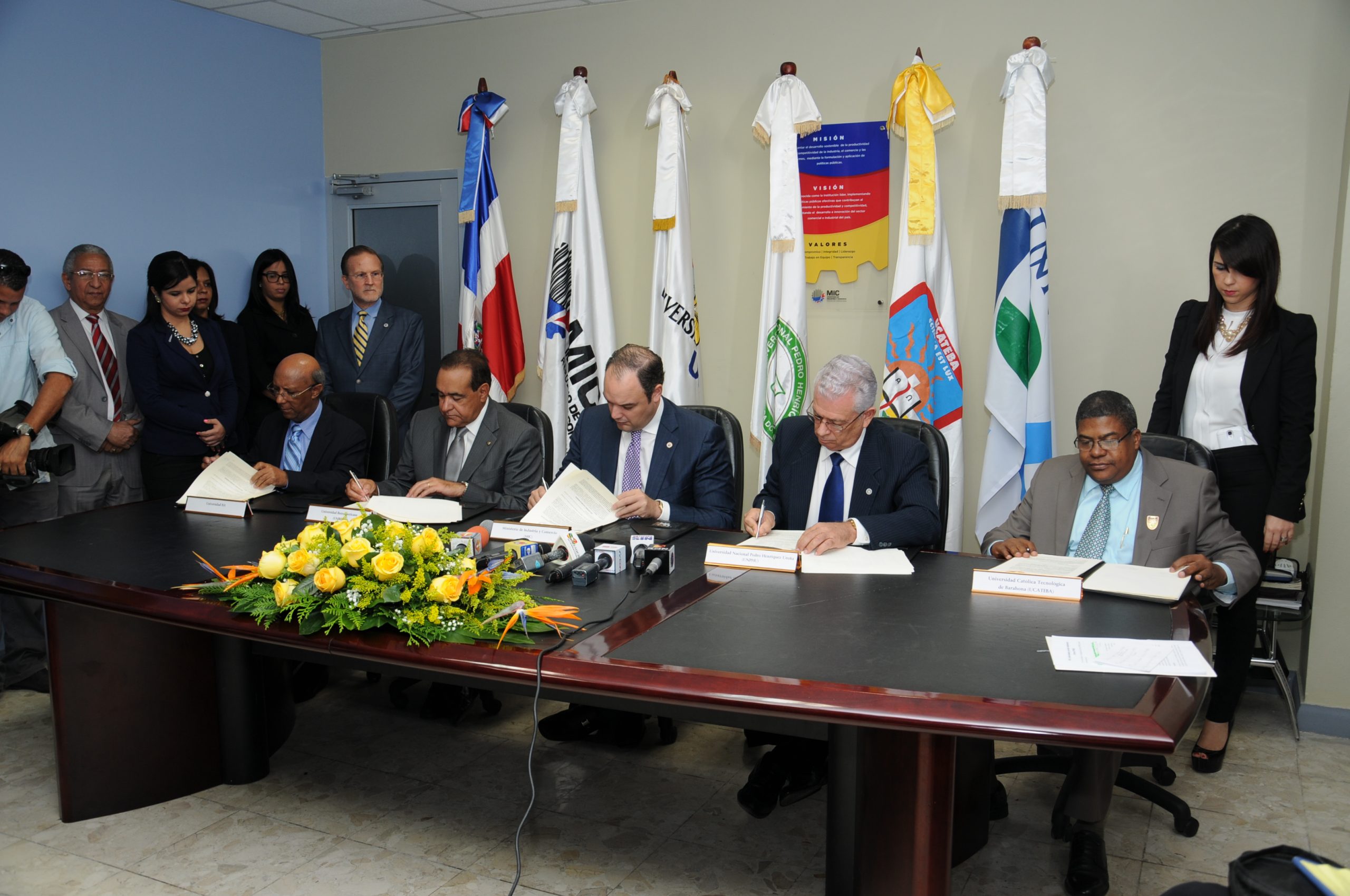 El acuerdo para los Centros Pymes fue firmado por el ministro de Industria y Comercio, José del Castillo Saviñón, con los representantes de las universidades.