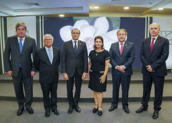 Manuel Eliseo Fernández, Luis López, Lawrence Hazoury, Miriam Armenteros, Gustavo Ariza y David Fernández.