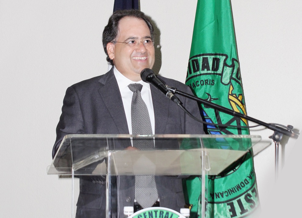 Miguel Feris Chalas ofreció una charla en la Universidad Central del Este sobre el potencial económico de San Pedro de Macorís.