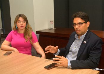 La directora ejecutiva de Asibenas, Nicolle Valerio Issa, y el presidente de la entidad, Juan Amell. | Lésther Álvarez