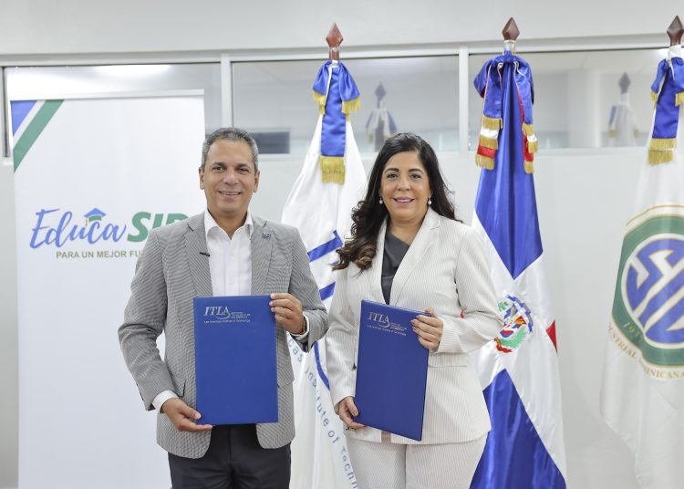 Nieves Ramos, directora corporativa de Gestión Humana, y Omar Méndez Lluberes, rector del Instituto Tecnológico de Las Américas (ITLA). | Fuente externa.