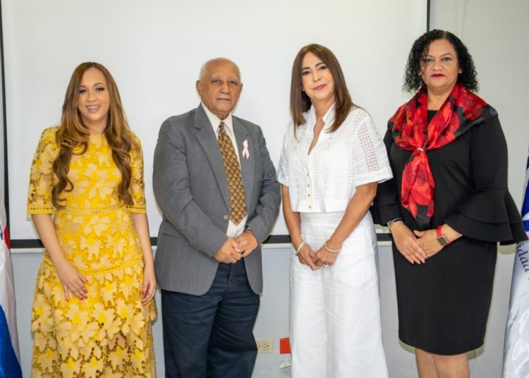Rosa María Portillo y  Meribel Moreta, junto a ejecutivos de Onapi. | Ruth Aybar