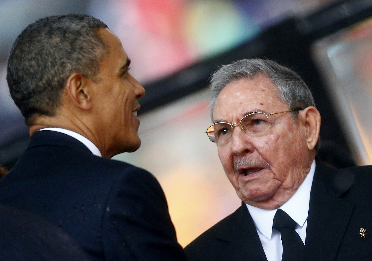 Barack Obama y Raúl Castro se encontraron en el velatorio de Nelson Mandela en Sudáfrica en diciembre de 2013.
