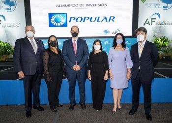 Luis Espínola, Jacqueline Mora, doctor Alejandro Cambiaso, Biviana Riveiro, Amelia Reyes Mora y Rafael Blanco.