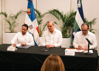 Juan Mustafá, del Bandex; el presidente de República Dominicana, Luis Abinader, y Sergio Díaz, presidente ejecutivo del CAF. - Fuente externa.