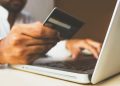 Un estudio reciente de Mastercard también destaca que el 77% de los consumidores en Latinoamérica han hecho pagos electrónicos, con las tarjetas de crédito y débito como los medios más prevalentes tanto en compras en línea como en tiendas físicas.