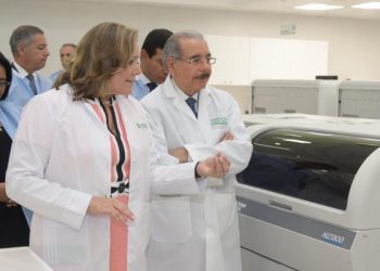 Patrica León muestra las instalaciones de la sede al presidente Danilo Medina, inaugurada en noviembre de 2018.  | Foto de cortesía