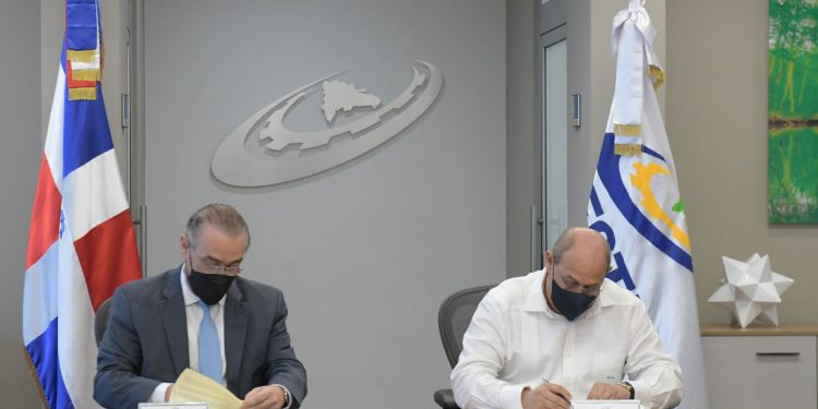 Pedro Mario Lama Haché, presidente ONEC, y Rafael Santos Badía, director general Infotep, durante la firma del acuerdo.