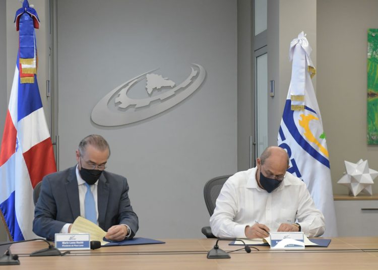 Pedro Mario Lama Haché, presidente ONEC, y Rafael Santos Badía, director general Infotep, durante la firma del acuerdo.