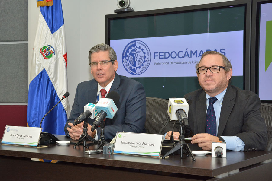 Pedro Pérez, de Fedocámaras, y Guarocuya Félix, de la DGII, durante la firma del convenio. / Gabriel Alcántara