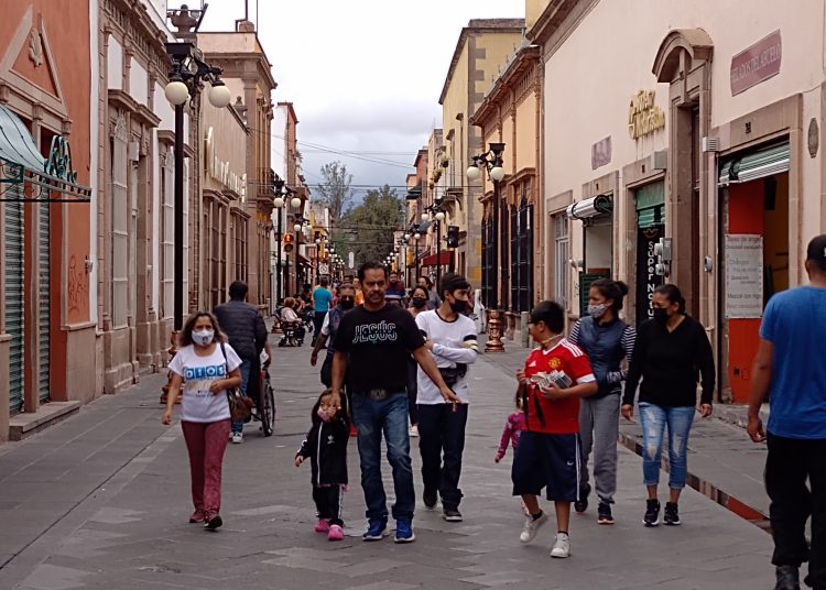 Personas transitando por algunas de las principales calles en Ciudad de México. | Karla Alcántara