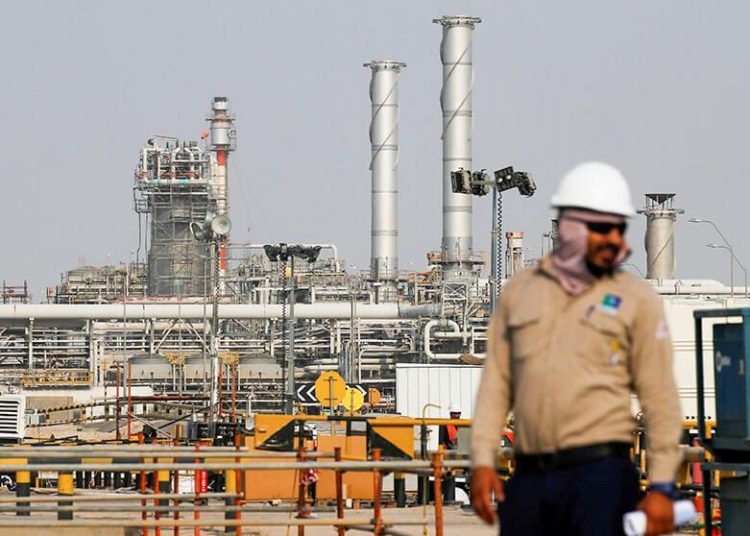 REUTERS/MAXIM SHEMETOV - Instalación petrolera de Saudi Aramco en Abqaiq, Arabia Saudí, el 12 de octubre de 2019