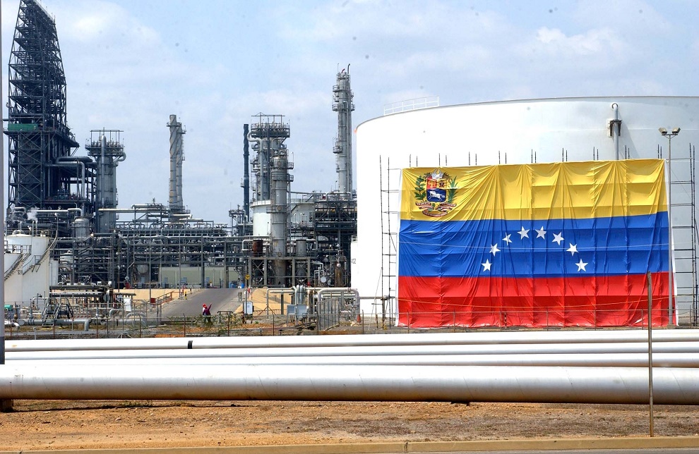 El desplome en los precios del petróleo ha afectado a la economía de Venezuela.
