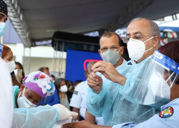 El ministro de Salud Pública, Plutarco Arias, participa de las jornadas de vacunación contra el covid-19. | Fuente externa.