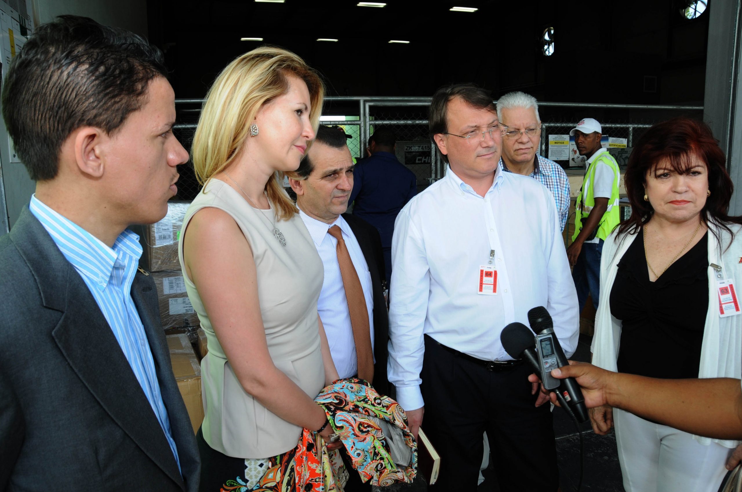 Autoridades dominicanas y rusas inspeccionan primer embarque de frutas y vegetales hacia esa nación./elDinero