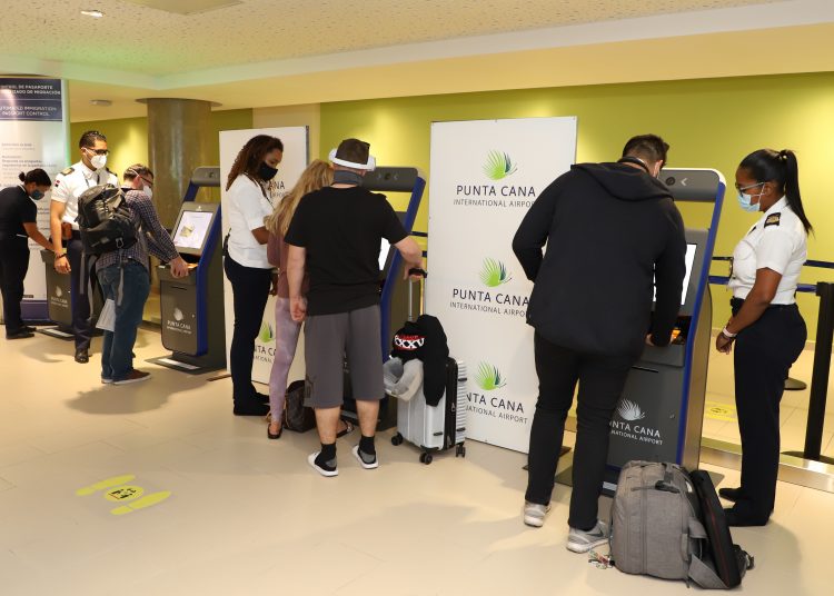 Primeros pasajeros utilizando los quioscos ABC en el Aeropuerto Internacional de Punta Cana