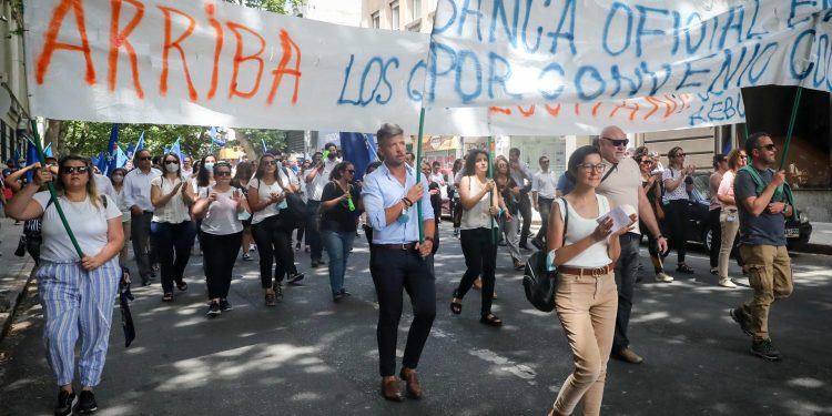 Protesta trabajadores, banca estatal uruguaya