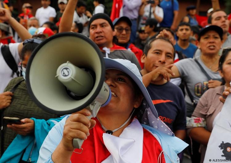 Protestas en Perú luego del ascenso al poder de Dina Boluarte, quien fuera vicepresidenta en el gobierno de Pedro Castillo. | Alessandro Cinque, Reuters.
