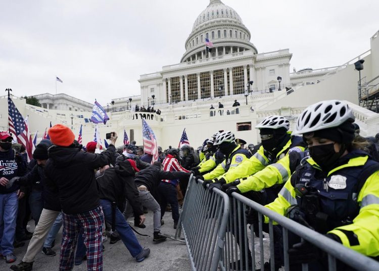 Manifestantes se  enfrentaron al cuerpo policial estadounidense frente al capitolio, alegando "fraude electoral" en Estados Unidos, durante la protesta realizada el 06 de enero. | John Minchillo, AP.