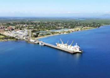 El nuevo puerto permitirá el atraque simultáneo de buques tipo Panamax y Postpanamax, con una longitud de 220 metros de largos por 40 de ancho y con una profundidad de 15 metros.