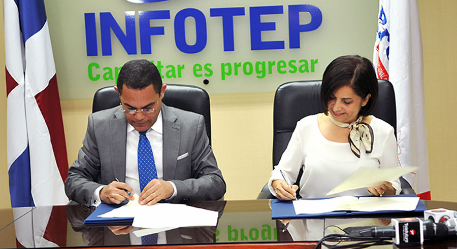 Rafael Ovalles y Mayra Jiménez, titulares del Infotep y de Promipyme, respectivamente, durante la firma del acuerdo de colaboración.