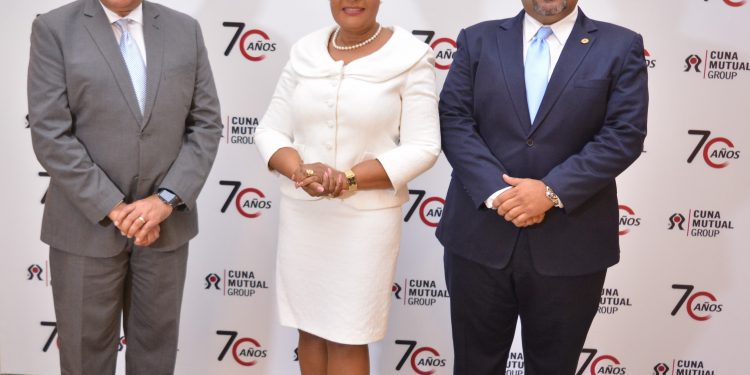 La superintendente de Seguros, Josefa Castillo y el presidente de Cadoar, Miguel Villaman, acompañaron a los ejecutivos de CUNA Mutual Group durante la celebración de su 70 aniversario.