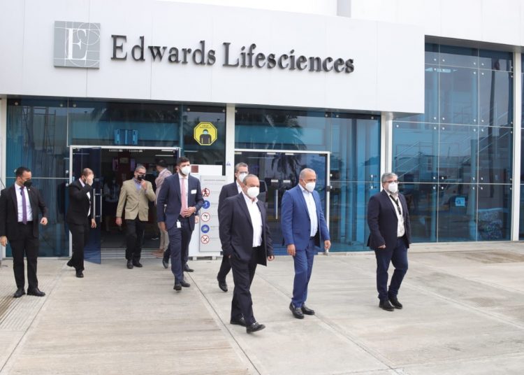 El ministro de Salud Pública, Plutarco Arias, durante su recorrido por las instalaciones de la multinacional Edward Lifesciences.