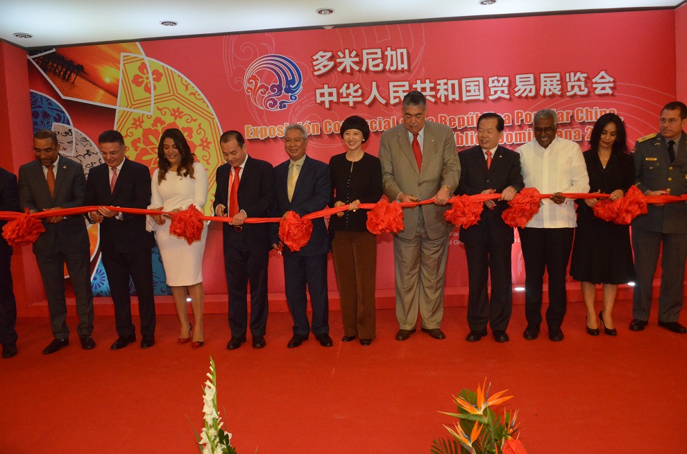 representantes de la república popular china y de república dominicana participan del corte de cinta que deja inaugurada expo china 2017.