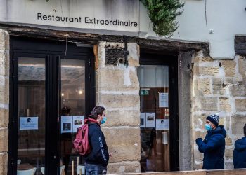 Los estudiantes franceses entran a un restaurante para comprar comida a un euro, una iniciativa del Gobierno para ayudar a quienes han perdido sus empleos durante la pandemia. | Christophe Petit, EFE.