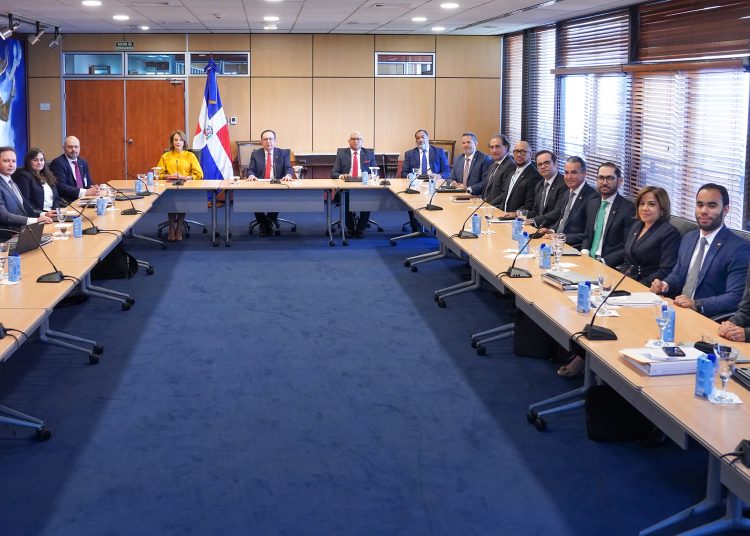 Visita de la misión del FMI al gobernador del Banco Central Héctor Valdez Albizu . | Fuente externa.