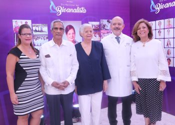 Rhina Quiñones, Frank Quiñones, Margarita Rosado de Quiñones junto al doctor Víctor Pou Soares y la doctora Emma Guzmán