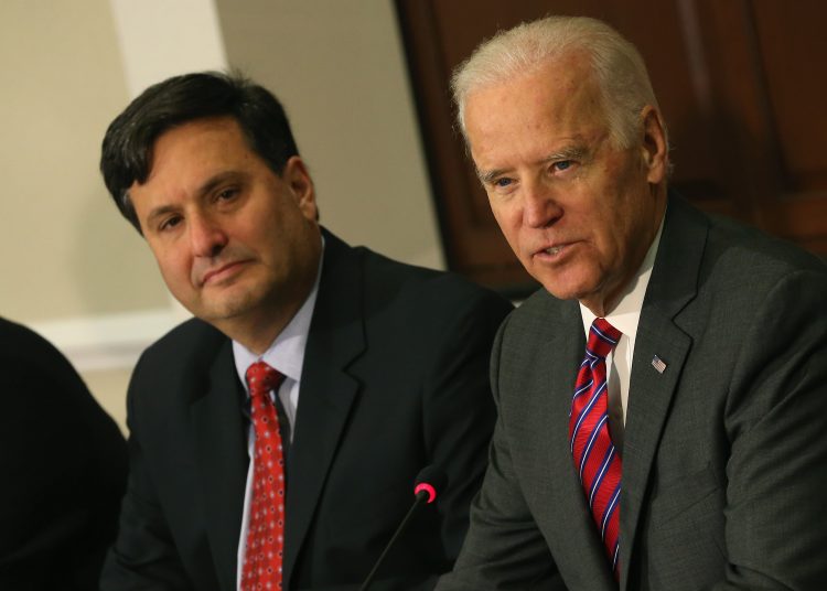 El presidente electo de Estados Unidos, Joe Biden, junto a su jefe de gabinete de gobierno, Ronald Klain. | Mark Wilson, Getty Images via AFP.