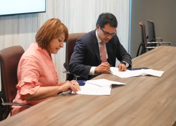 Rosanna Ruiz y Carlos Valencia durante la firma del acuerdo. - Fuente externa.
