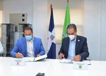 El Dr. Santiago Hazim, director ejecutivo de SeNaSa, y Erick Almonte, presidente de Fenapepro, durante la firma del acuerdo.