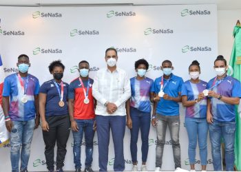 El director ejecutivo de SeNaSa junto a los medallistas de plata y bronce de las pasadas
olimpiadas.