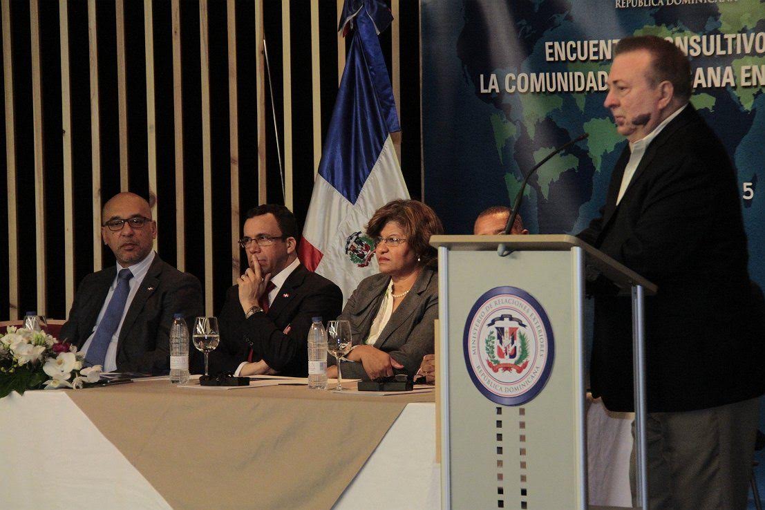 El embajador dominicano en España, Aníbal de Castro; el canciller Andrés Navarro y la vicecanciller Nelly Pérez, observan al cónsul Eduardo Selman.