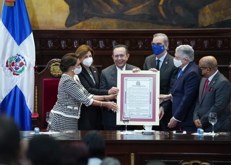 Senado reconoce al gobernador Valdez Albizu