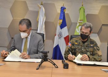 El Dr. Santiago Hazim, director ejecutivo de SeNaSa, y el ministro de Defensa, Carlos
Díaz Morfa, durante la firma del acuerdo.