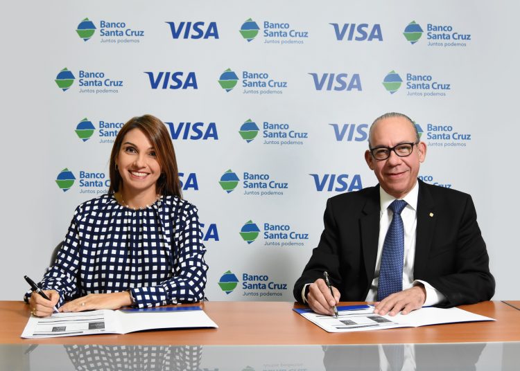 Sofía Antor, gerente general de Visa en RD y Fausto Arturo Pimentel, presidente ejecutivo de Banco Santa Cruz.