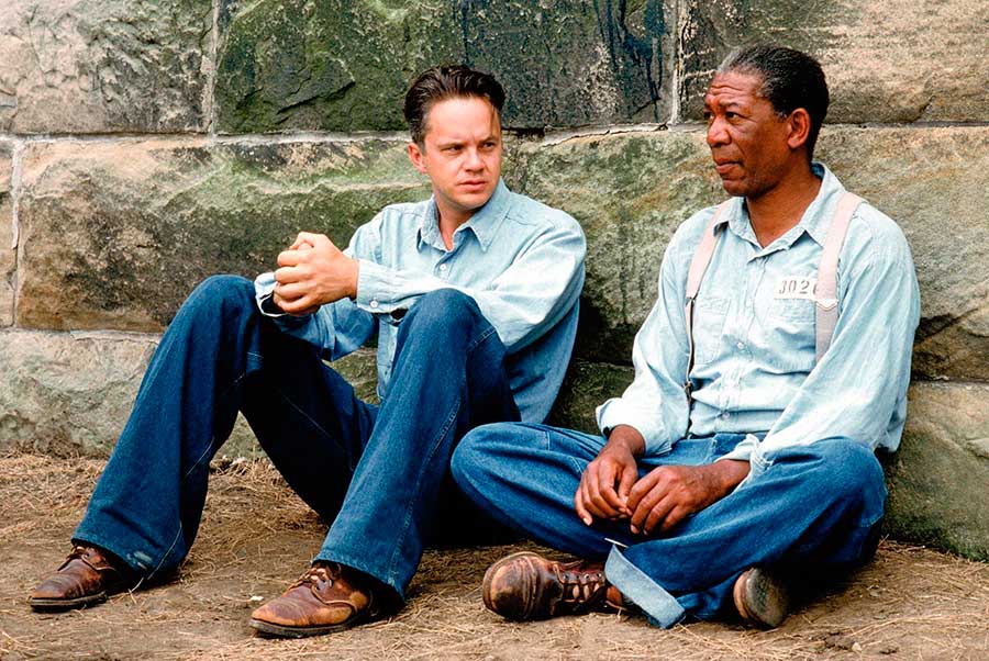 Tim Robbins y Morgan Freeman en una de las escenas de la película The Shawshank Redemption.