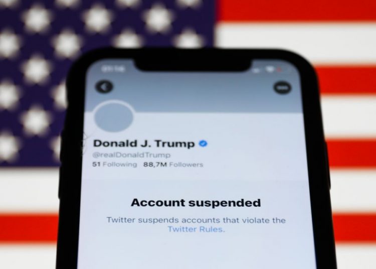 Twitter suspendió la cuenta de Donald Trump por alegar que el mandatario alentó la protesta de simpatizantes que terminó con su irrupción en el capitolio. | NurPhoto via Getty Images.