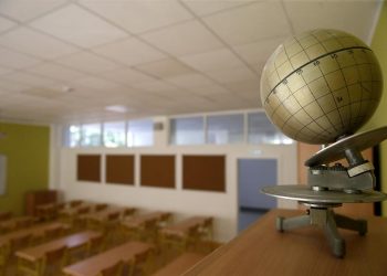 El cierre total de escuelas en 31 países y la reducción de horarios en otros 48 afectan a 800 millones de estudiantes. | Andrej Cukic, EFE.