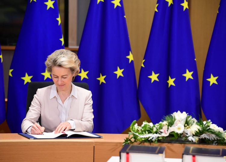 La presidenta de la Comisión Europea (CE), Ursula Von der Leyen, durante la firma del tratado posbrexit. | Fuente externa.