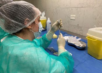 Una enfermera prepara una dosis de vacuna. | Paula Bernabeú, EFE.