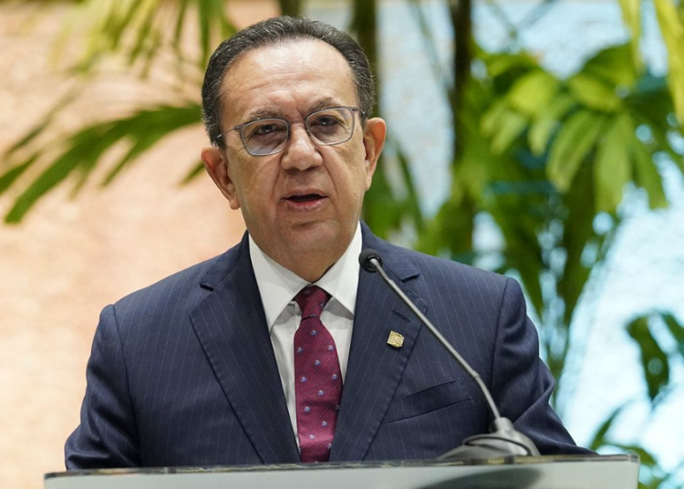 Héctor Valdez Albizu, gobernador del Banco Central.