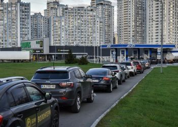 Vehículos haciendo fila en gasolinería Ucrania
