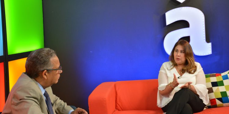 Vielka Polanco, directora ejecutiva del CASFL, entrevistada por el periodista Gustavo Olivo, en el programa “A partir de ahora”, que se transmite por Acento TV.